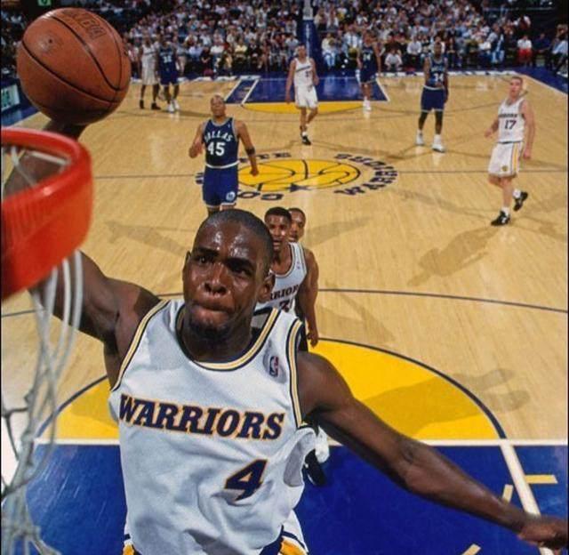 致敬CP3！快船主场球迷之墙摆满了保罗“空接之城”时期的球衣（向CP3致意！快船主场球迷墙挂满保罗“空接之城”时代球衣）